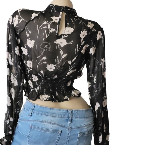 Boutique Cropped Floral Print Smocked Waist Blouse Long Sleeve - Picture 4 of 11